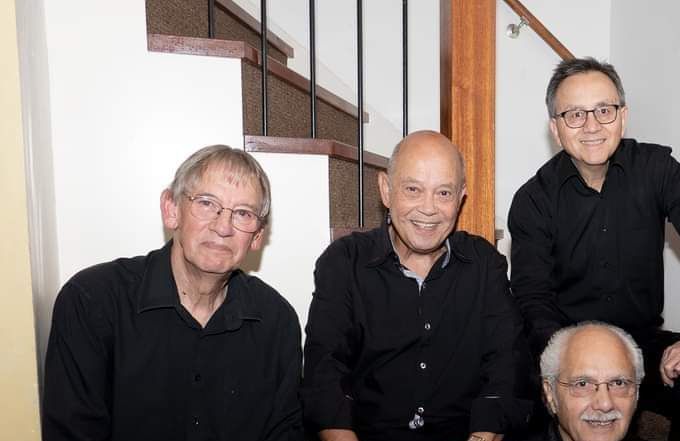 Van links naar rechts:
Carl Tentua - drummer: Piet Danse - sologitarist; Roy Poncin - bassist; Bas Riet - sologitarist
voorgrond: André Wijnkamp - zanger en gitarist
